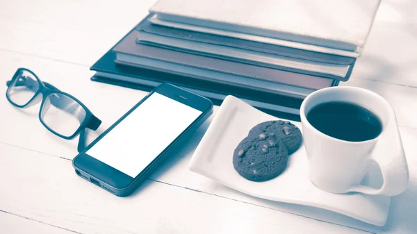 Taza de café con galletas, teléfono, pila de libro y anteojos vintag — Foto de Stock
