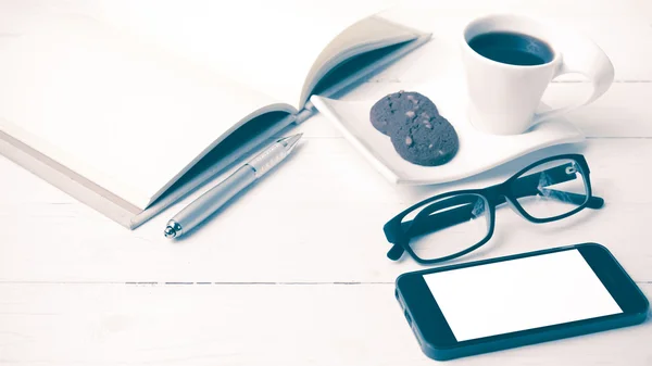 Xícara de café com biscoito, telefone, caderno e óculos vintage chiqueiro — Fotografia de Stock