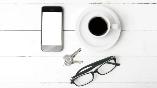 Xícara de café com telefone, óculos e chave — Fotografia de Stock