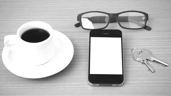 Taza de café y teléfono con llave — Foto de Stock