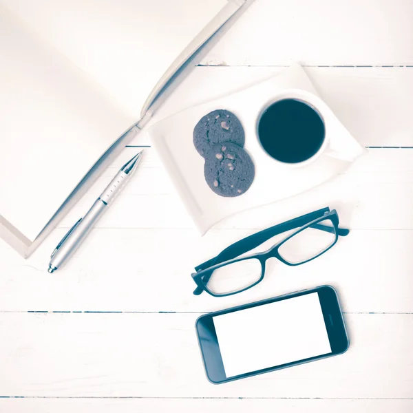 Xícara de café com biscoito, telefone, caderno e óculos vintage chiqueiro — Fotografia de Stock