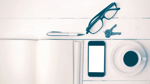 Kaffeetasse mit Telefon, Schlüssel, Brille und offenem Notizbuch Vintage — Stockfoto