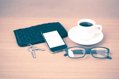 kahve, telefon, anahtar, gözlük ve m-cüzdan