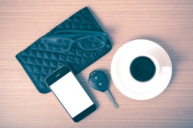 kahve, telefon, araba anahtarı, gözlük ve m-cüzdan