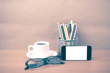 kahve, telefon, gözlük ve kalem