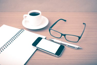 kahve, telefon, not defteri ve gözlük