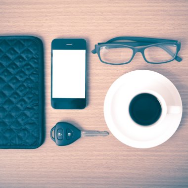 kahve, telefon, araba anahtarı, gözlük ve m-cüzdan