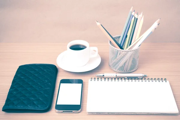 Ołówek do kawy, telefon, okulary, notatnik, portfel i kolor — Zdjęcie stockowe