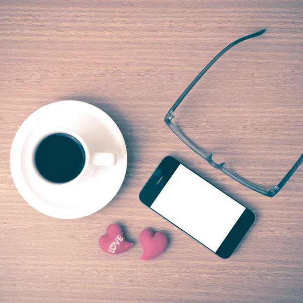 Café, téléphone, lunettes et coeur — Photo