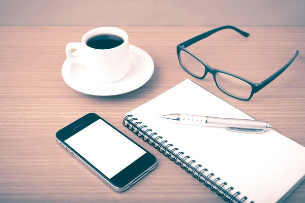 Café, telefone, bloco de notas e óculos — Fotografia de Stock