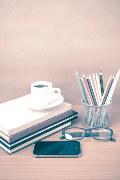 Kahve, telefon, gözlük, kitap ve renk kalem yığını — Stok fotoğraf