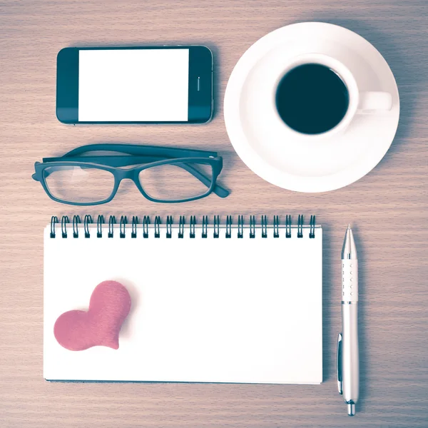 Do kawy, telefon, okulary, notatnik i serca — Zdjęcie stockowe