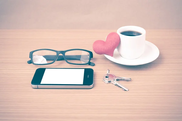 Кава, телефон, окулярів, ключ і серце — стокове фото