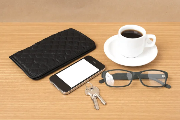 Kaffee, Telefon, Schlüssel, Brille und Geldbörse — Stockfoto