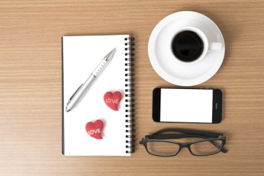 kahve, telefon, gözlük, not defteri ve kalp