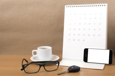 kahve, telefon, araba anahtarı, gözlük ve takvim