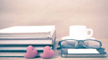 kahve, telefon, gözlük, kitap ve kalp yığını