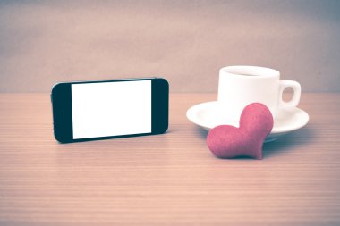 kahve fincanı ve telefon ve kalp