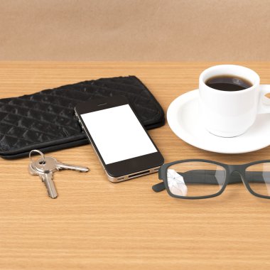 kahve, telefon, anahtar, gözlük ve m-cüzdan