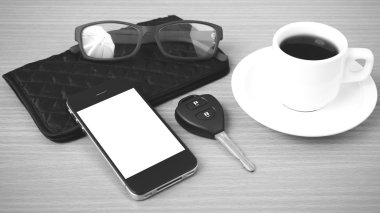 kahve, telefon, araba anahtarı, gözlük ve m-cüzdan