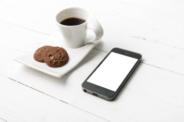 kahve fincanı çerez ve telefon ile