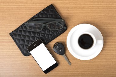 kahve, telefon, araba anahtarı, gözlük ve m-cüzdan