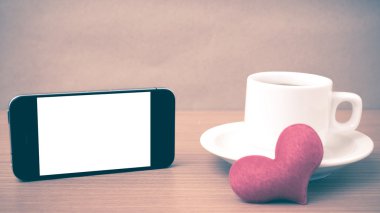 kahve fincanı ve telefon ve kalp