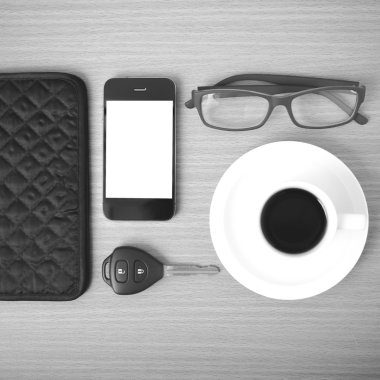 kahve, telefon, araba anahtarı, gözlük ve m-cüzdan