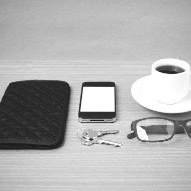 kahve, telefon, anahtar, gözlük ve m-cüzdan