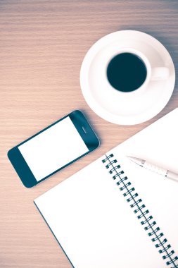 kahve fincanı ve telefon ve not defteri