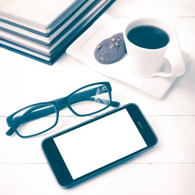 tanımlama bilgisi, telefon, kitap ve gözlük vintag yığını ile kahve fincanı