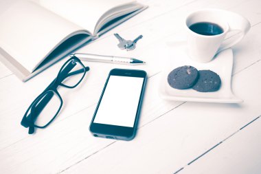 kahve fincanı ile tanımlama bilgisi, telefon, açık defter, anahtar ve gözlük VI
