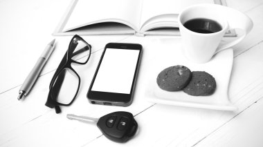 kahve fincanı ile tanımlama bilgisi, telefon, açık defter, araba anahtarı ve eyeglasse