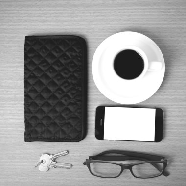 kahve, telefon, anahtar, gözlük ve m-cüzdan