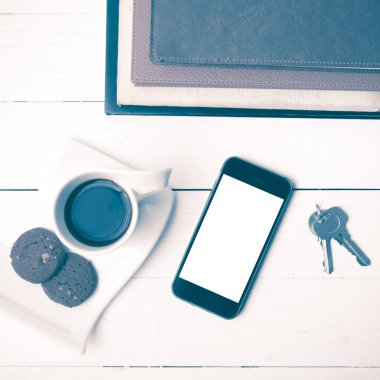 tanımlama bilgisi, telefon, kitap ve anahtar vintage tarzı yığını ile kahve fincanı