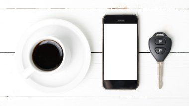 kahve fincanı ile telefon ve araba anahtar