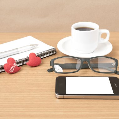 kahve, telefon, gözlük, not defteri ve kalp