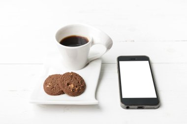 kahve fincanı çerez ve telefon ile