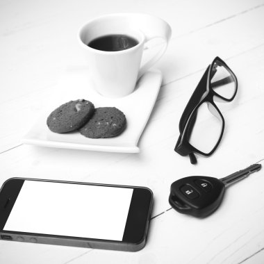 tanımlama bilgisi, telefon, gözlük ve araba anahtarı siyah ve wh ile kahve fincanı