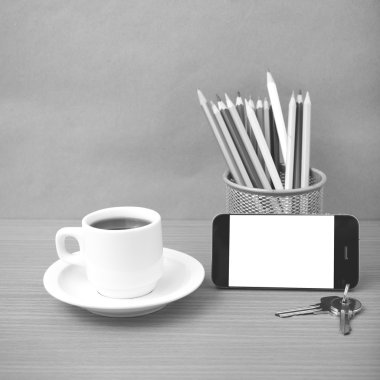 kahve, telefon, anahtar ve kalem