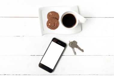 kahve fincanı ile tanımlama bilgisi, telefon ve anahtar