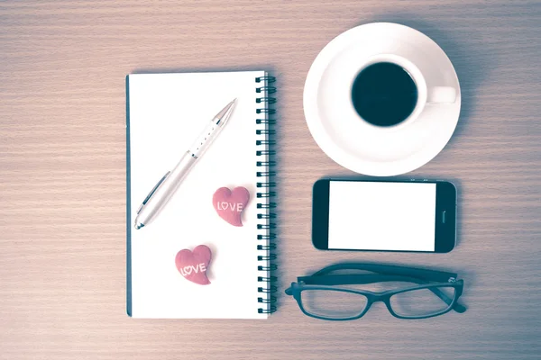 Do kawy, telefon, okulary, notatnik i serca — Zdjęcie stockowe