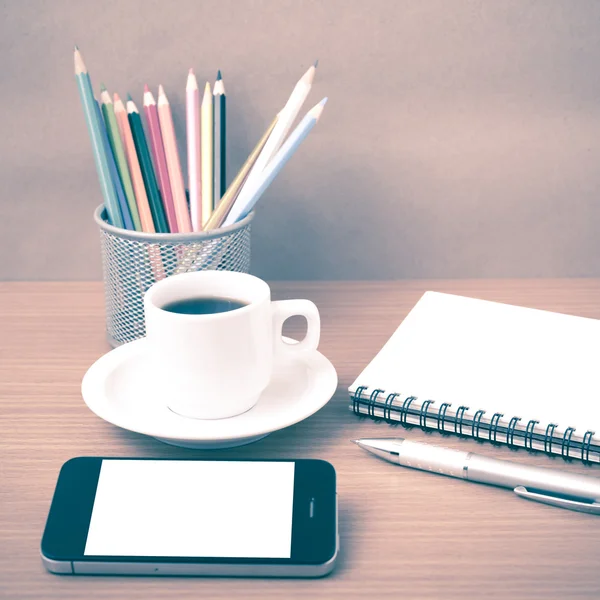 Kahve, telefon, not defteri ve renk kalem — Stok fotoğraf