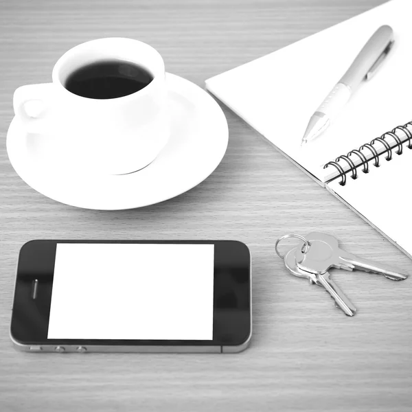 Чашка кави з ключем телефону автомобіля і блокнотом — стокове фото