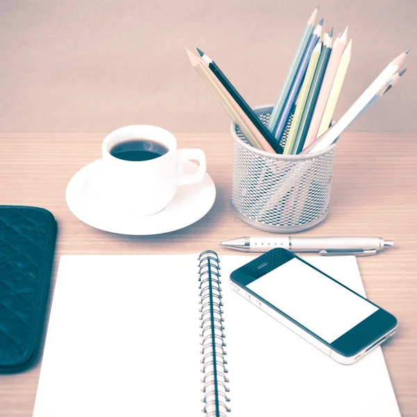 Lápis café, telefone, óculos, bloco de notas, carteira e cor — Fotografia de Stock