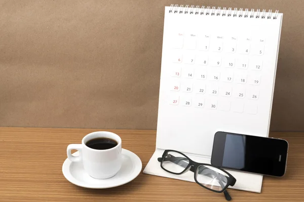 Kaffee, Telefon, Brille und Kalender — Stockfoto