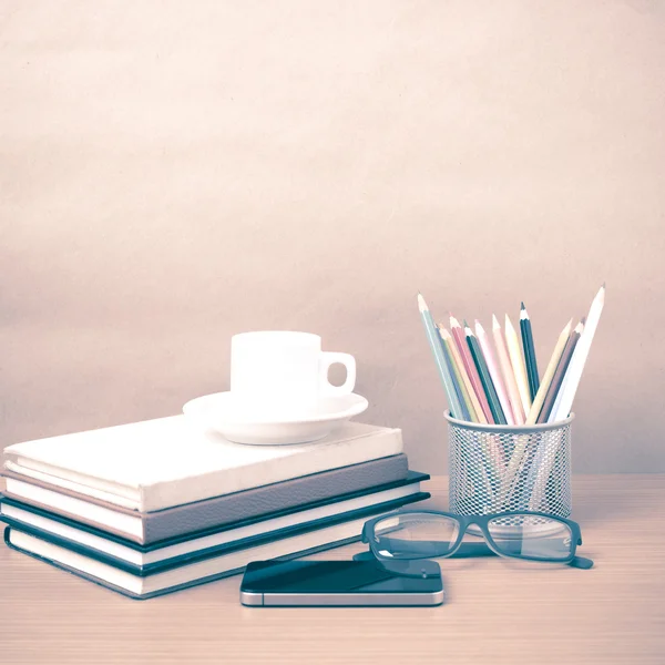 Кофе, телефон, очки, стопка книг и цветной карандаш — стоковое фото