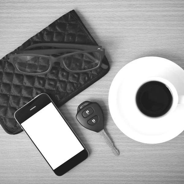 Koffie, telefoon, auto sleutel, brillen en portemonnee — Stockfoto
