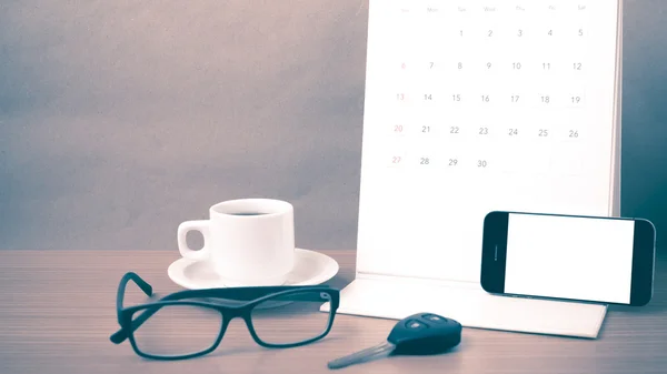 コーヒー、電話、車のキー、眼鏡、カレンダー — ストック写真