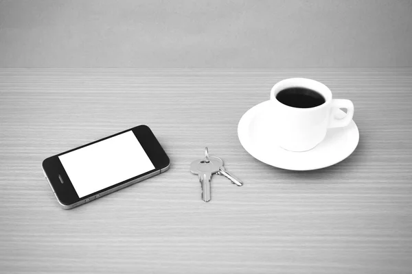 Filiżanka kawy i telefon i klucz — Zdjęcie stockowe